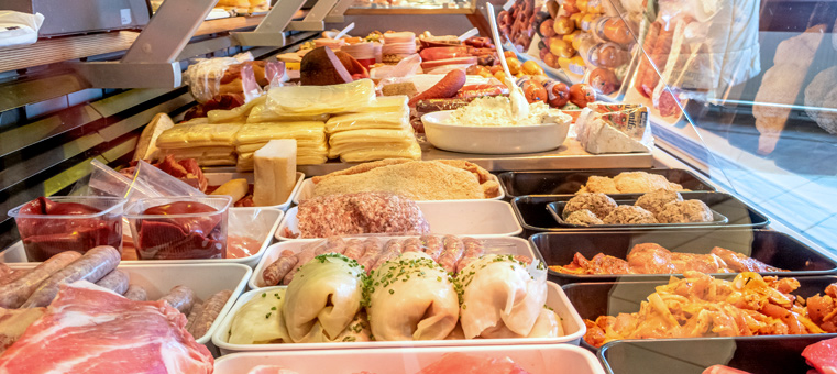 fleisch-kaesetheke-frischemetzgerei-braun
